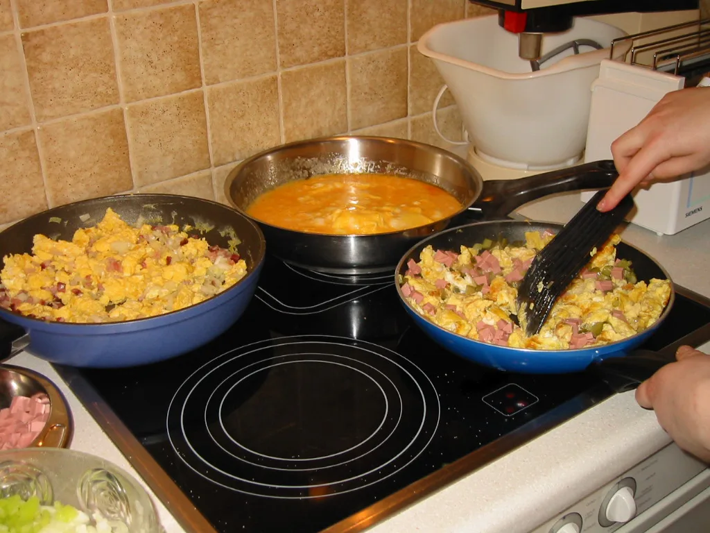 scrambled eggs cooking